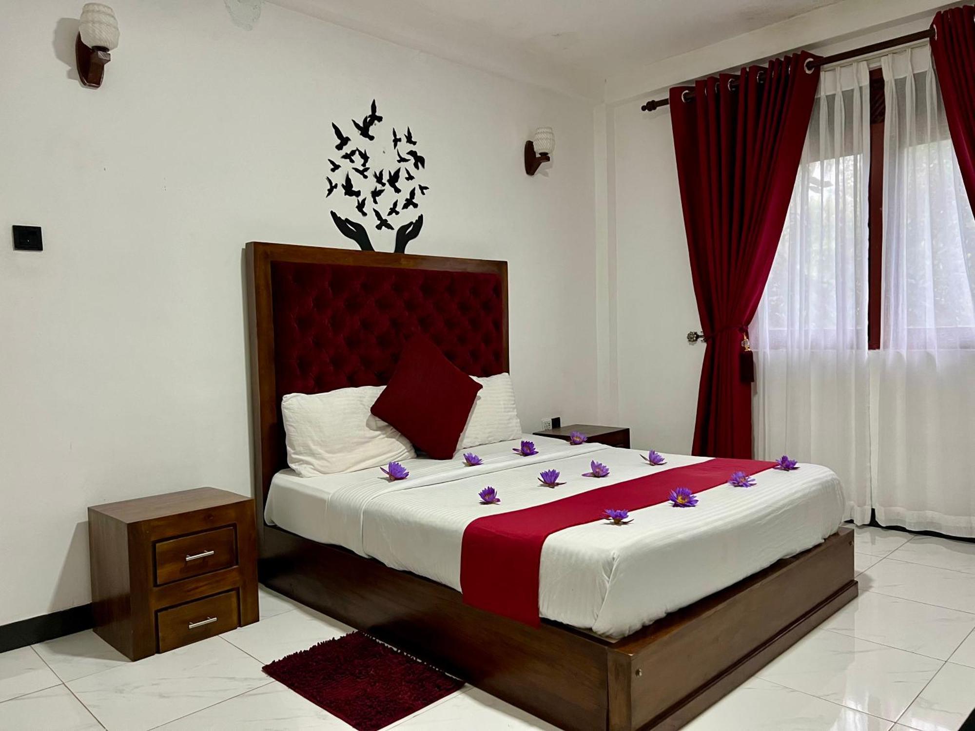 Heaven Breeze Hotel Канди Екстериор снимка