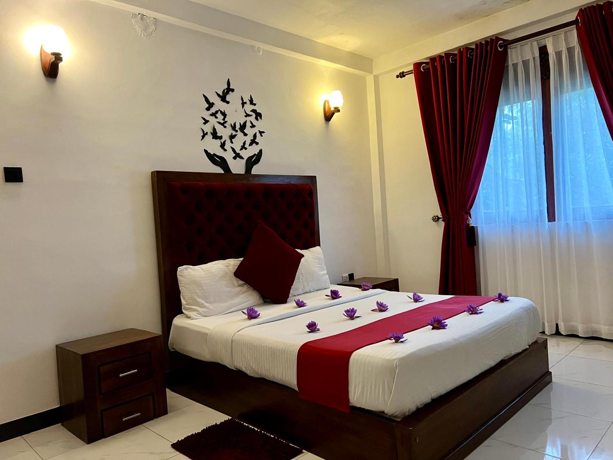Heaven Breeze Hotel Канди Екстериор снимка