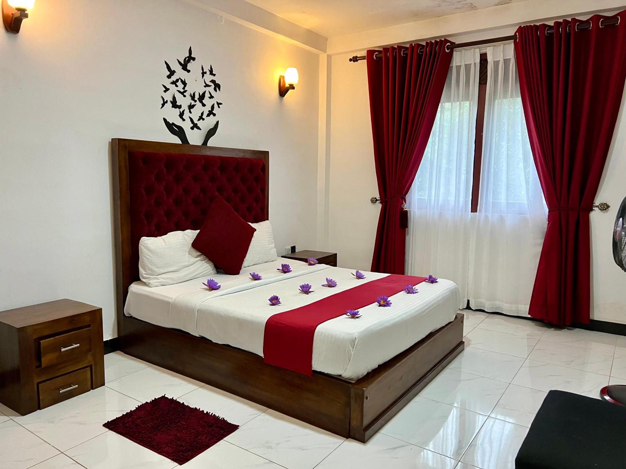 Heaven Breeze Hotel Канди Екстериор снимка