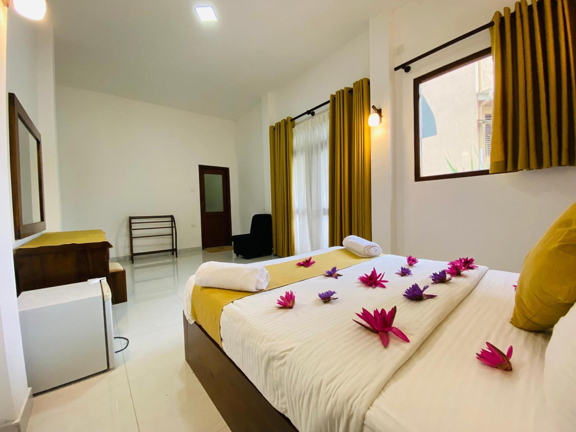 Heaven Breeze Hotel Канди Екстериор снимка