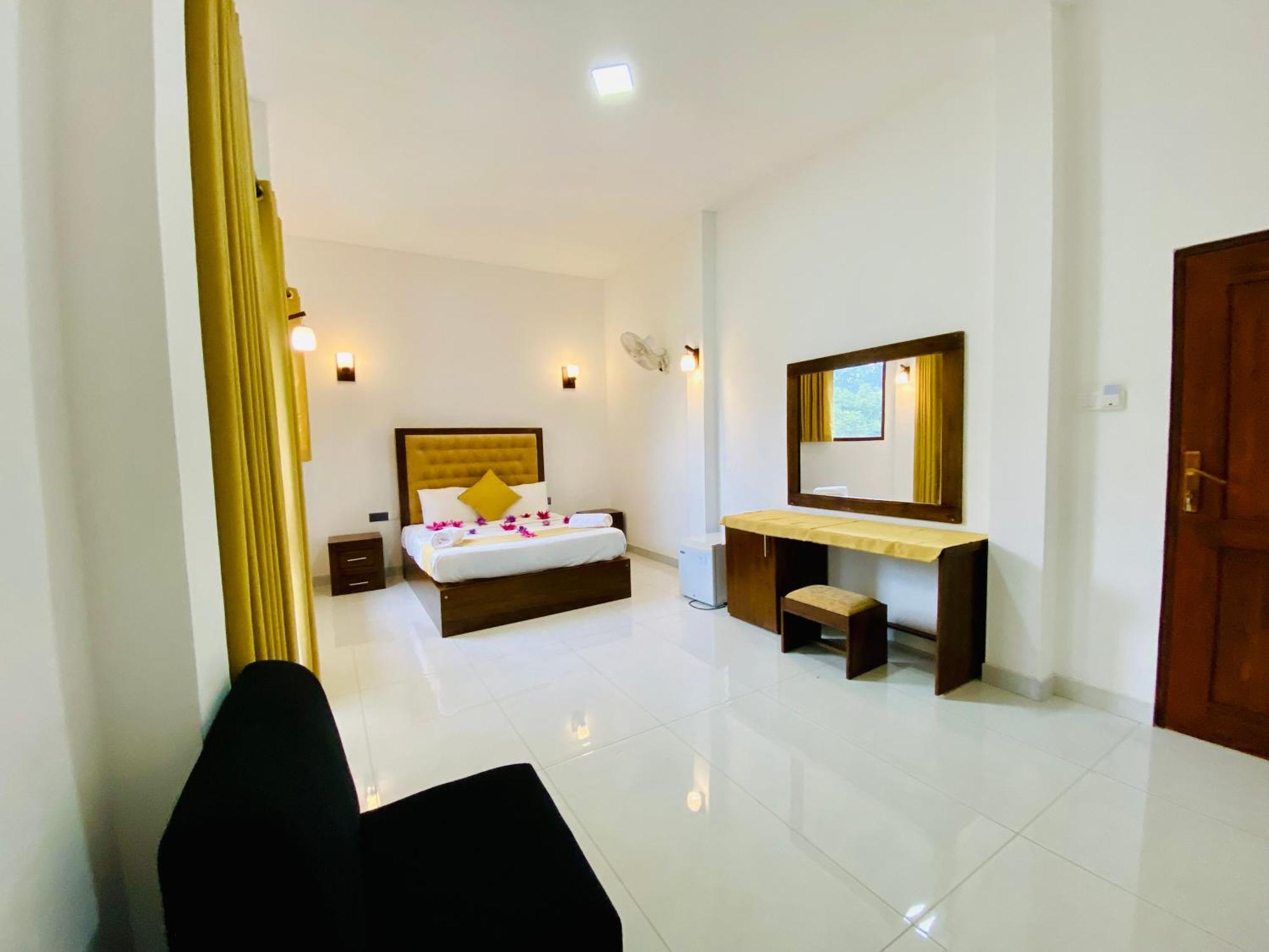 Heaven Breeze Hotel Канди Екстериор снимка