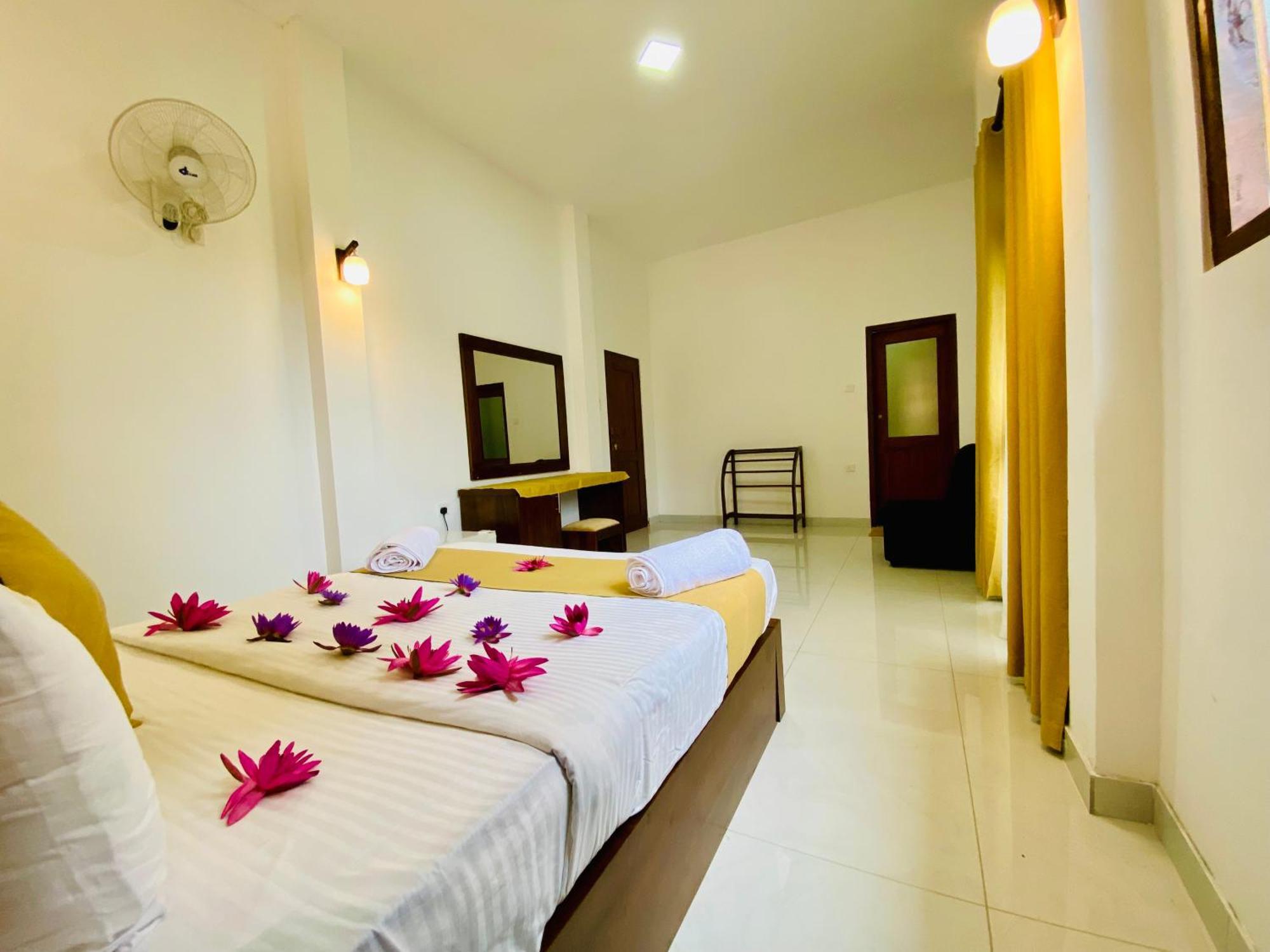 Heaven Breeze Hotel Канди Екстериор снимка