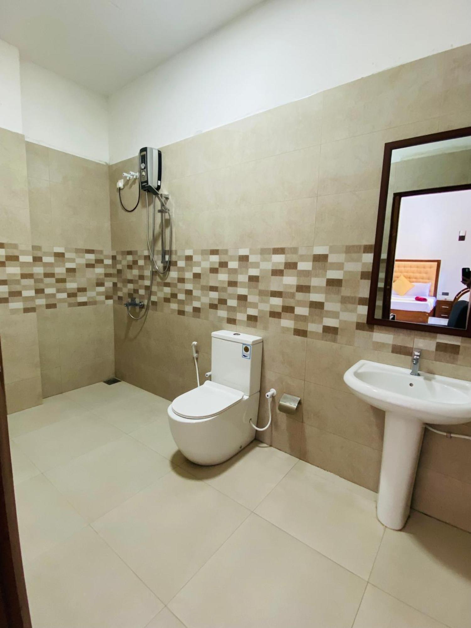 Heaven Breeze Hotel Канди Екстериор снимка